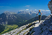 Frau wandert am Tschirgant, Hochwannig, Zugspitze und Gurgltal im Hintergrund, Mieminger Gebirge, Tirol, Österreich