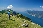 Wanderin blickt auf Monte Baldo und Gardasee, Monte Altissimo, Gardaseeberge, Trentino, Italien
