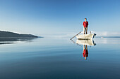 Mann in einem Ruderboot auf dem Starnberger See, Alpen mit Zugspitze im Morgennebel, Berg, Oberbayern, Bayern, Deutschland