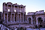 Fassade der Celsus Bibiliothek in den Ruinen von Ephesus, Selcuk, Efes, Türkei, Asien
