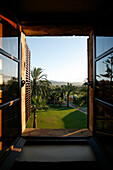 Blick durch offenes Fenster mit Palmen, nahe Manacor, Mallorca, Balearen, Spanien, Europa