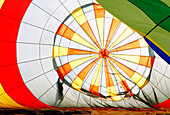 Blick in einen Heissluftballon während er aufgeblasen wird in Vorbereitung auf eine Ballonfahrt, nahe Manacor, Mallorca, Balearen, Spanien, Europa