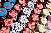 Marmeladengläser mit bunten Tüchern über den Deckel geschlagen, Odershausen, Bad Wildungen, Nordhessen, Hessen, Deutschland, Europa