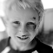 Junge mit Kratzern im Gesicht (Schwarzweißaufnahme unter Nutzung von Lensbaby-Technik), Borden, Western Australia, Australien