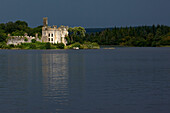 Ruine des Turms von Castle Island im Lough Key See vor Gewitterfront, Lough Key Forest Park, County Leitrim, Irland, Europa