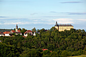Blick auf Schloss Friedrichstein und die Nikolaikirche inmitten von grünen Bäumen, Bad Wildungen, Nordhessen, Hessen, Deutschland, Europa