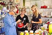 Verkaufssituation mit einer Verkäuferin und zwei Frauen in einem Haushaltswarenladen, Bad Wildungen, Nordhessen, Hessen, Deutschland, Europa