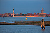 Leuchtturm der Glasbläserinsel Murano während des Sonnenaufgangs, Murano, Venedig, Italien, Europa