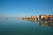 Häuser am Canale Pellestrina in der Lagune von Venedig, nahe Venedig, Venetien, Italien, Europa