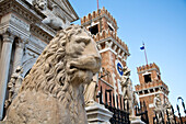 Einer der Löwenskulpturen am Eingang zum Arsenal, Venedig, Venetien, Italien, Europa