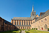 Kreuzgang Kloster Haina mit Blick auf das Kirchengebäude, Haina, Nordhessen, Hessen, Deutschland, Europa