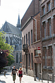 Gasse an der Stiftskirche St. Waltrudis, Sainte-Waudru, Mons, Hennegau, Wallonie, Belgien, Europa