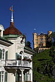 Schloss Hohenschwangau und Schlosshotel Jägerhaus im Abendlicht, Hohenschwangau, Bayern, Deutschland, Europa