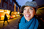 Junge Frau auf einem Weihnachtsmarkt, Graz, Steiermark, Österreich