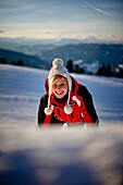 Junge Frau mit Mütze lächelt in die Kamera, Kreischberg, Murau, Steiermark, Österreich