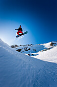 Snowboarder springt über Kante, Obertauern, Salzburg, Österreich