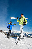 Paar mit geschulterten Ski, Fageralm, Salzburg, Österreich