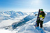 Skifahrer über Berglandschaft, Chugach Powder Guides, Girdwood, Alaska, USA
