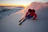 Skifahrer fährt bergab im Sonnenuntergang, Nevados de Chillan, Anden, Region del Bio-Bio, Chile