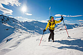 Skifahrer steigt auf, Hochfügen, Fügenberg, Zillertal, Tirol, Österreich