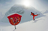 Rettungsring, Skifahrer im Hintergrund, Gargellen, Montafon, Vorarlberg, Österreich