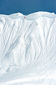 Skifahrer springt über Wechte, Chugach Powder Guides, Girdwood, Alaska, USA