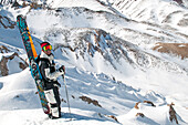 Skifahrer überblickt schneebedeckte Berglandschaft, Las Lenas, Mendoza, Argentinien