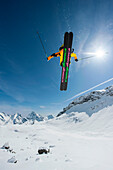 Skifahrer im Sprung, Alagna Valsesia, Piemont, Italien