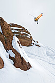 Skifahrer springt einen Rückwärtssalto, Skigebiet Valle Nevado, Santiago, Chile
