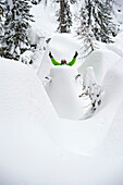 Skifahrer steckt in einem Schneehaufen, Nassfeld, Kärnten, Österreich