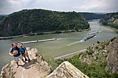 Wanderer auf Aussichtsfelsen Spitznack, Rhein im Hintergrund, Oberwesel, Rheinland-Pfalz, Deutschland