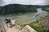 Hikers on viewpoint Spitznack, Rhine in background, Oberwesel, Rhineland-Palatinate, Germany