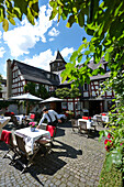 Innenhof von einem Restaurant, Landgasthof Zum Weissen Schwanen, Braubach, Rheinland-Pfalz, Deutschland