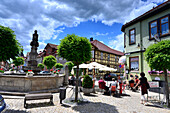 Café und Brunnen in Römhild, Südtüringen, Thüringen, Deutschland
