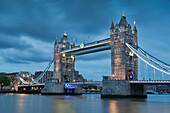 The night comes in London and the Tower Bridge adorned of light