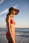 Cute twenty-something blond girl enjoys a day at the beach  releasecode:20070813-NicoleOlsen.jpg