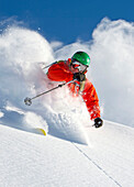 Closeup: Skifahrer macht bauchtiefen Schwung vor Kamera, Hochfügen, Zillertal, Österreich