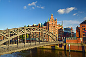 Brooksbrücke mit Speicherstadt im Hintergrund, Speicherstadt, Hamburg, Deutschland
