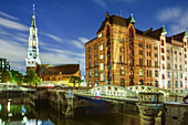 Illuminated church of St. Katharinen and buildings of warehouse district, Warehouse district, Speicherstadt, Hamburg, Germany