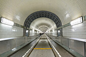 Personen gehen durch Alter Elbtunnel, Alter Elbtunnel, Hamburg, Deutschland