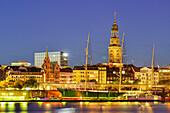 Elbufer mit Museumsschiff Rickmer Rickmers und Kirche St. Michaelis, Michel, im Hintergrund bei Nacht, Hamburg, Deutschland