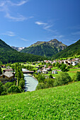 Blick auf Lavin mit Inn, Lavin, Unterengadin, Engadin, Kanton Graubünden, Schweiz
