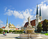 Kapellplatz with Marienbrunnen fountain, Altoetting, Upper Bavaria, Germany