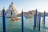 Drei Kajakfahrer und zwei Gondeln auf dem Canal Grande, Venedig, Italien