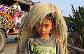 Junge mit traditionellen Perücke aus Stroh, Batan Insel, Batanes, Philippinen, Asien