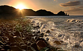 Strand von Valugan bei Sonnenuntergang, Boulder Beach, Basco, Batan Insel, Batanes, Philippinen, Asien