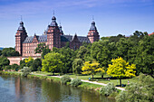 Schloss Johannisburg und Parklandschaft am Ufer vom Fluss Main mit Mainradweg, Aschaffenburg, Franken, Bayern, Deutschland