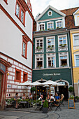 Menschen sitzen draußen vor dem Gasthaus Goldenes Kreuz, Coburg, Franken, Bayern, Deutschland