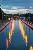 Flusskreuzfahrtschiff Da Vinci in Schleuse Gerlachshausen am Mainkanal in der Morgendämmerung, nahe Schwarzach am Main, Franken, Bayern, Deutschland