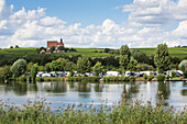 Campingplatz am Ufer vom Fluss Main und Wallfahrtskirche Maria im Weingarten, Volkach, Franken, Bayern, Deutschland